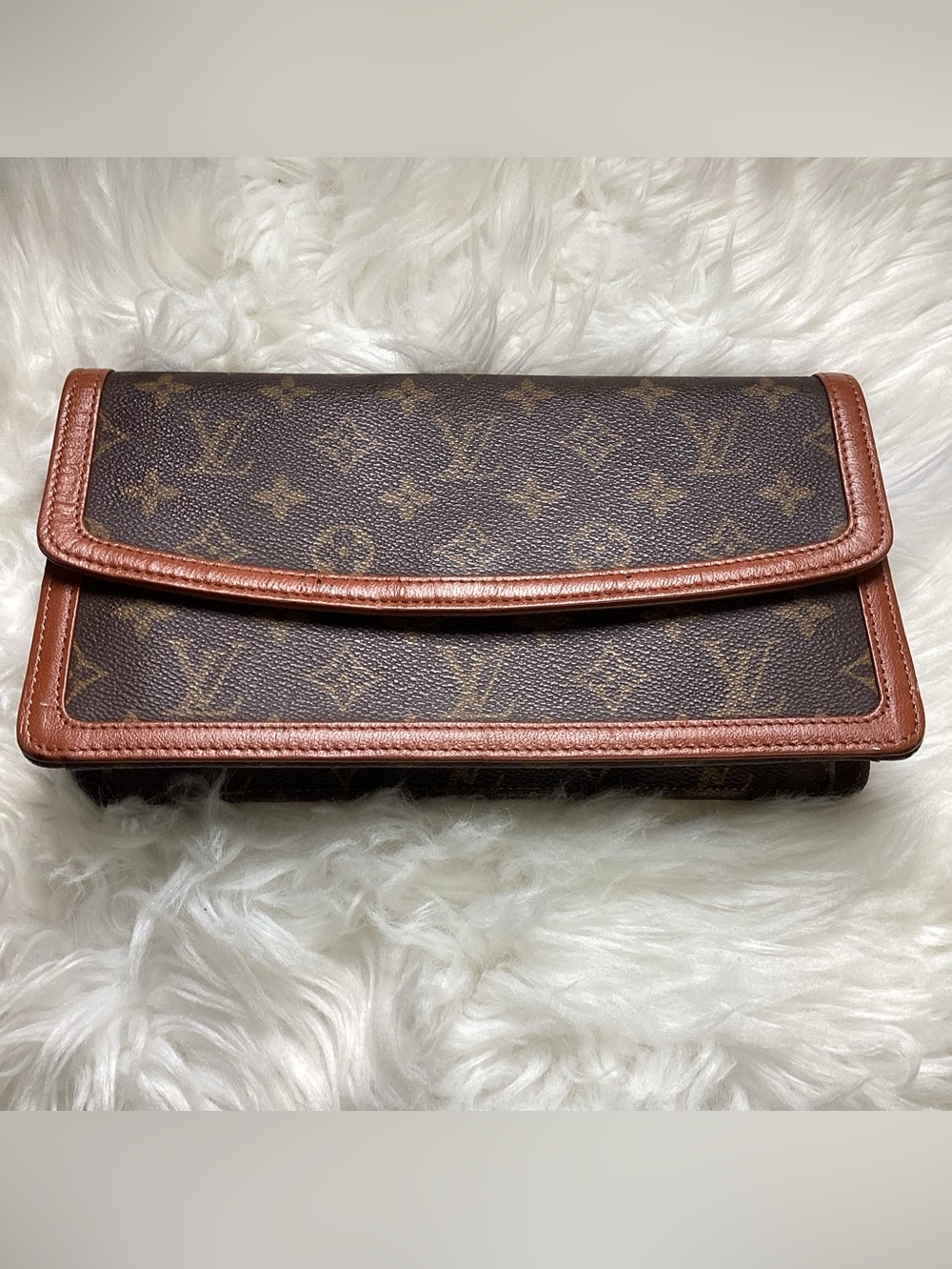 LOUIS VUITTON
Vintage Monogram Canvas Pochette Dame 26 Clutch Bag